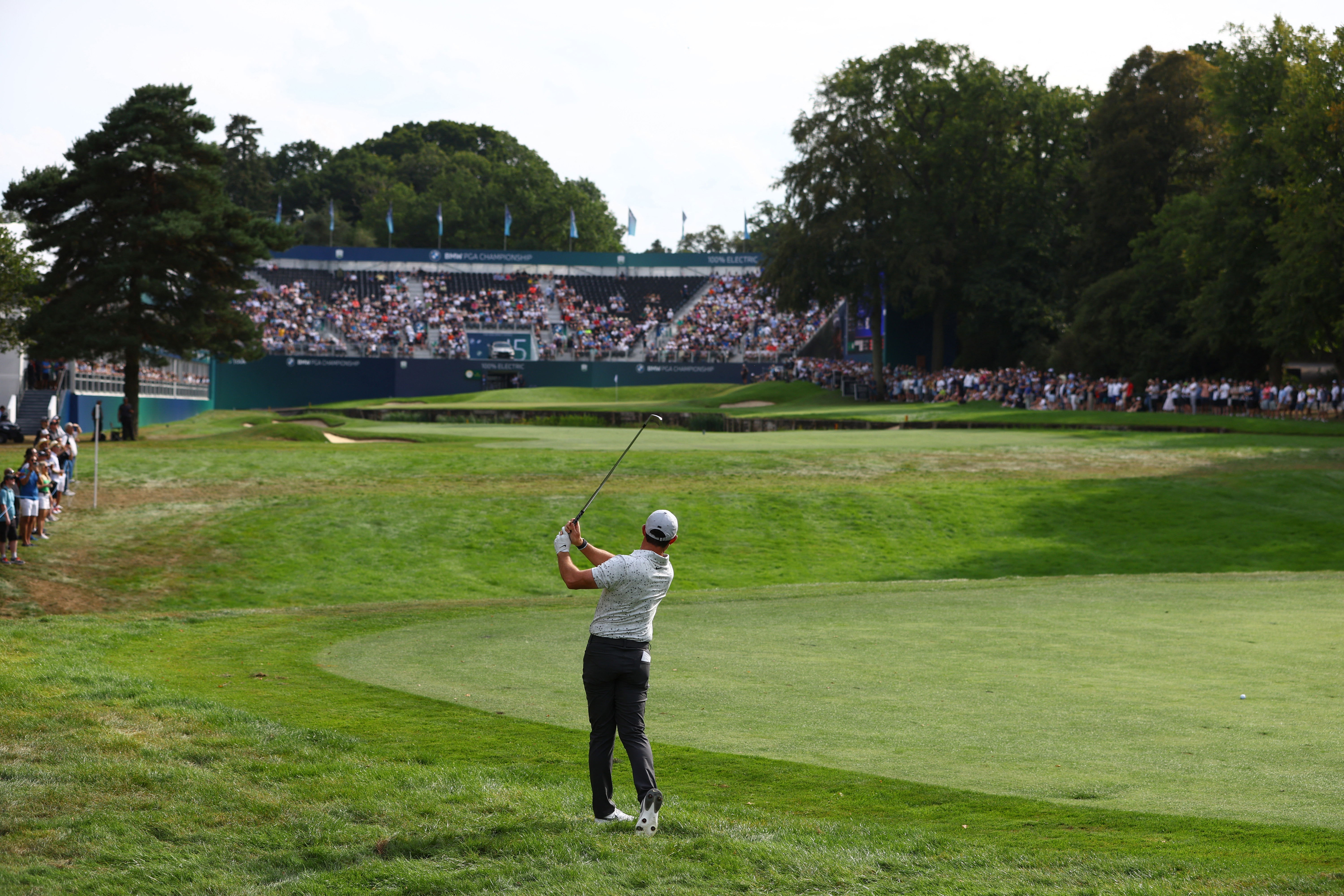 McIlroy plays into the par-5 18th
