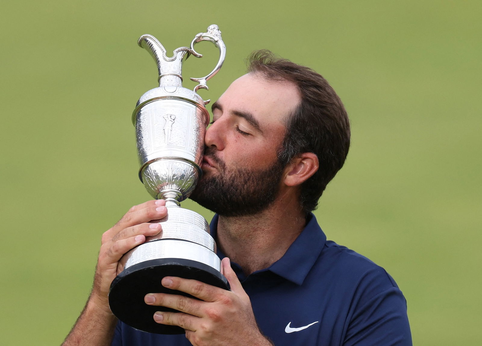 Scottie Scheffler kisses the famous Claret Jug