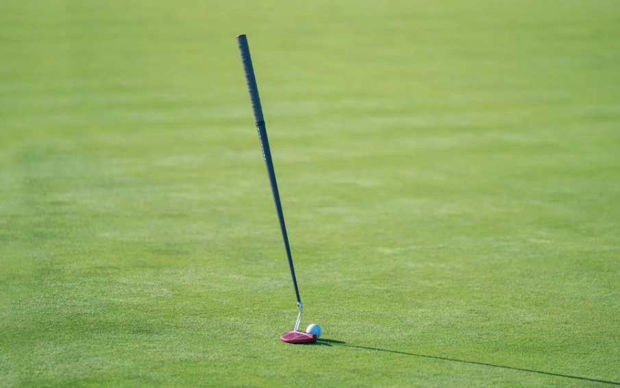 John Smoltz wins celebrity golf event with VERY STRANGE putter! 