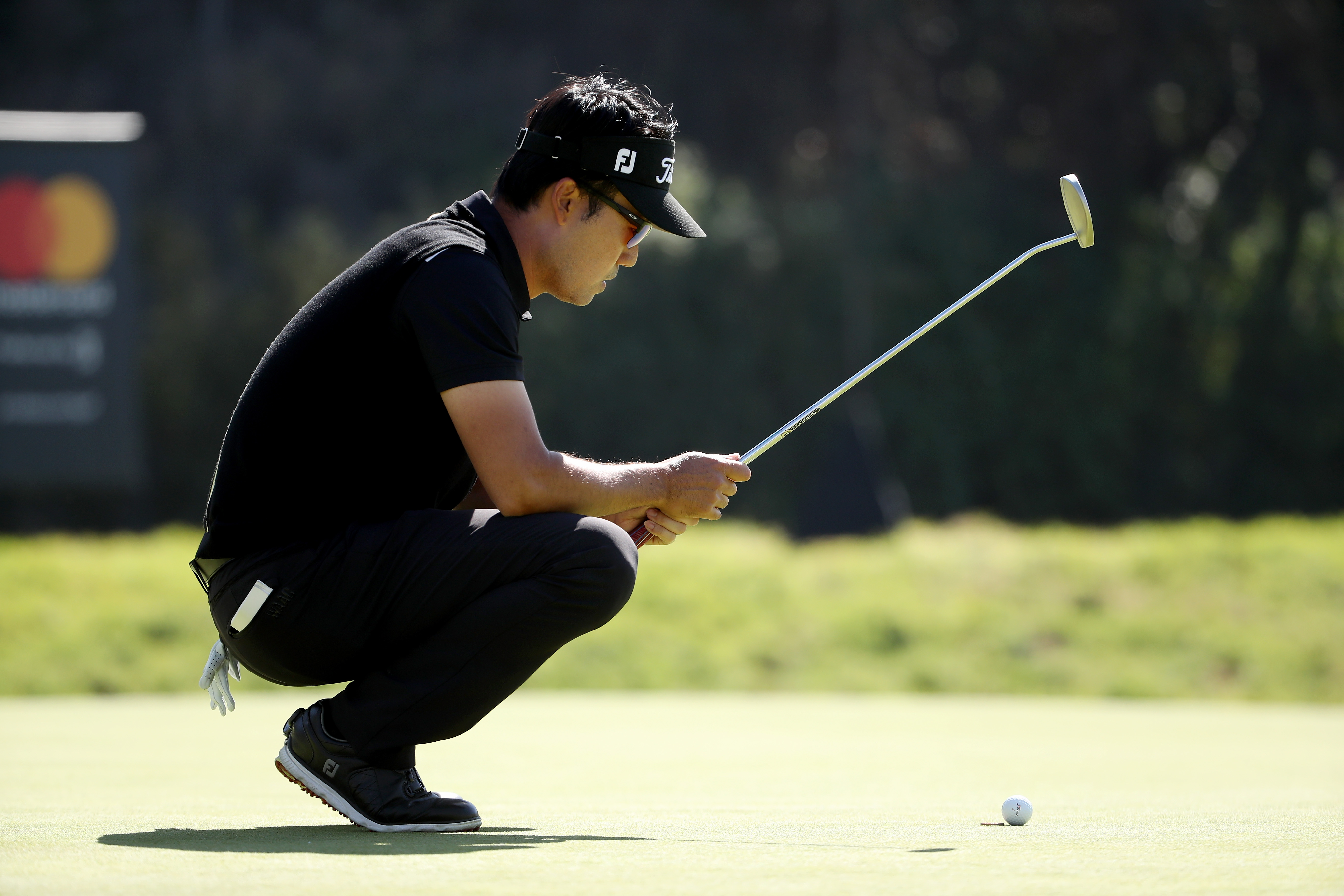 Kevin Pietersen shows Kevin Na how to go about a tap-in! 