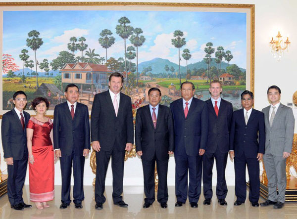 Prime Minister Hun Sen (centre) and Sir Nick Faldo (left of centre) with Sam Ang Vattanac (far left) and members of Vattanac Properties and Faldo Design