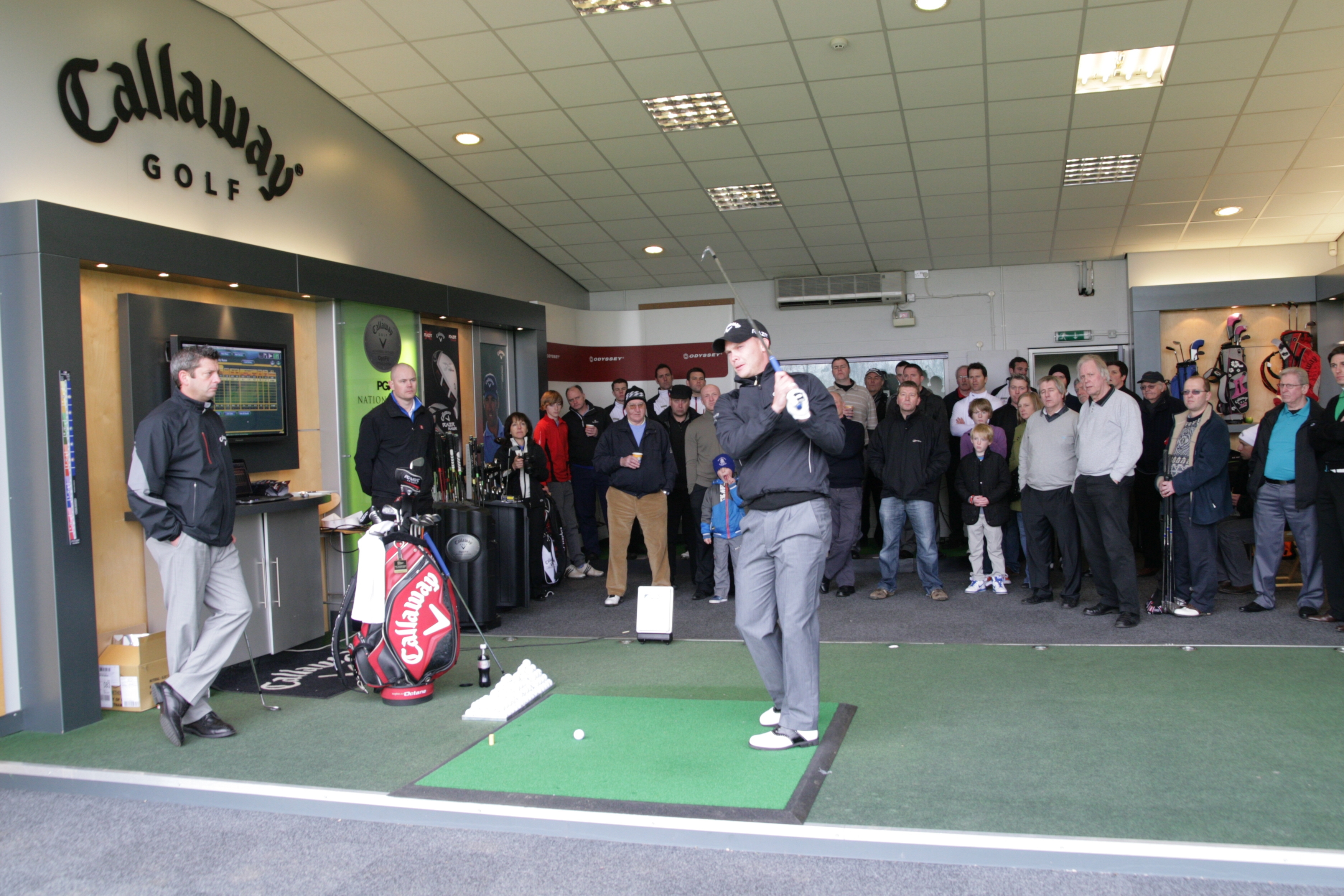 Willett gives a demo to the eager onlookers