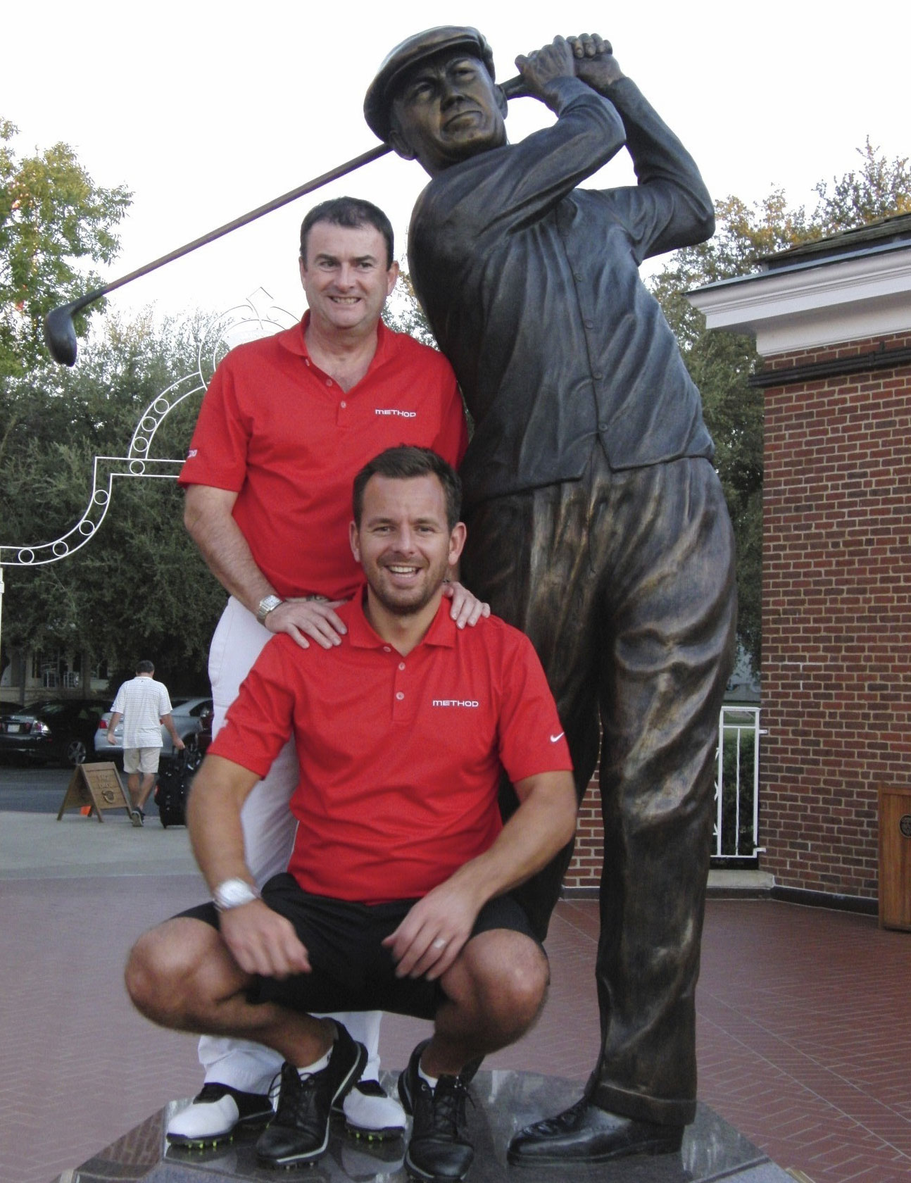 Eaton and Walker pose next to the Ben Hogan statue at Colonial