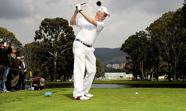 President Clinton tees off in Colombia