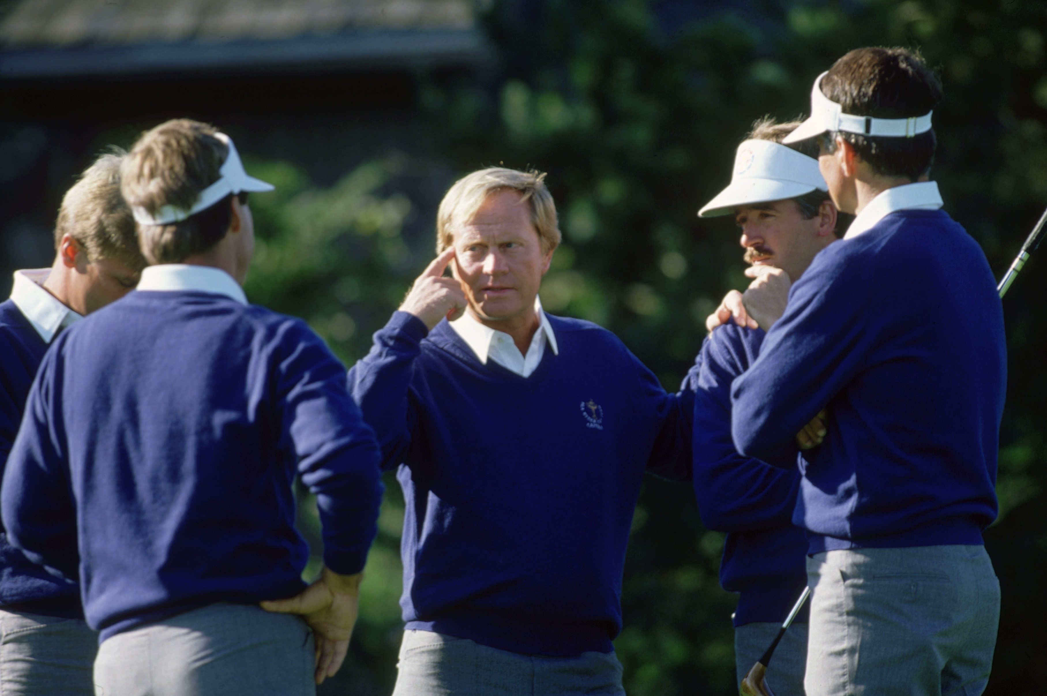 Jack Nicklaus speaks to his team at Muirfield Village (Photo: Getty Images)