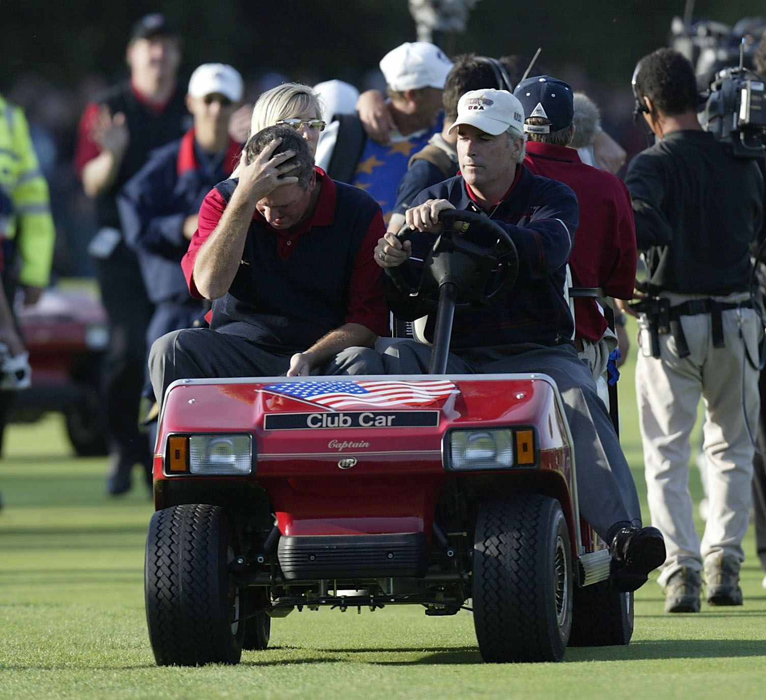 Curtis Strange (right) cuts a dejected figure at the 2002 Ryder Cup (Photo: Getty Images)