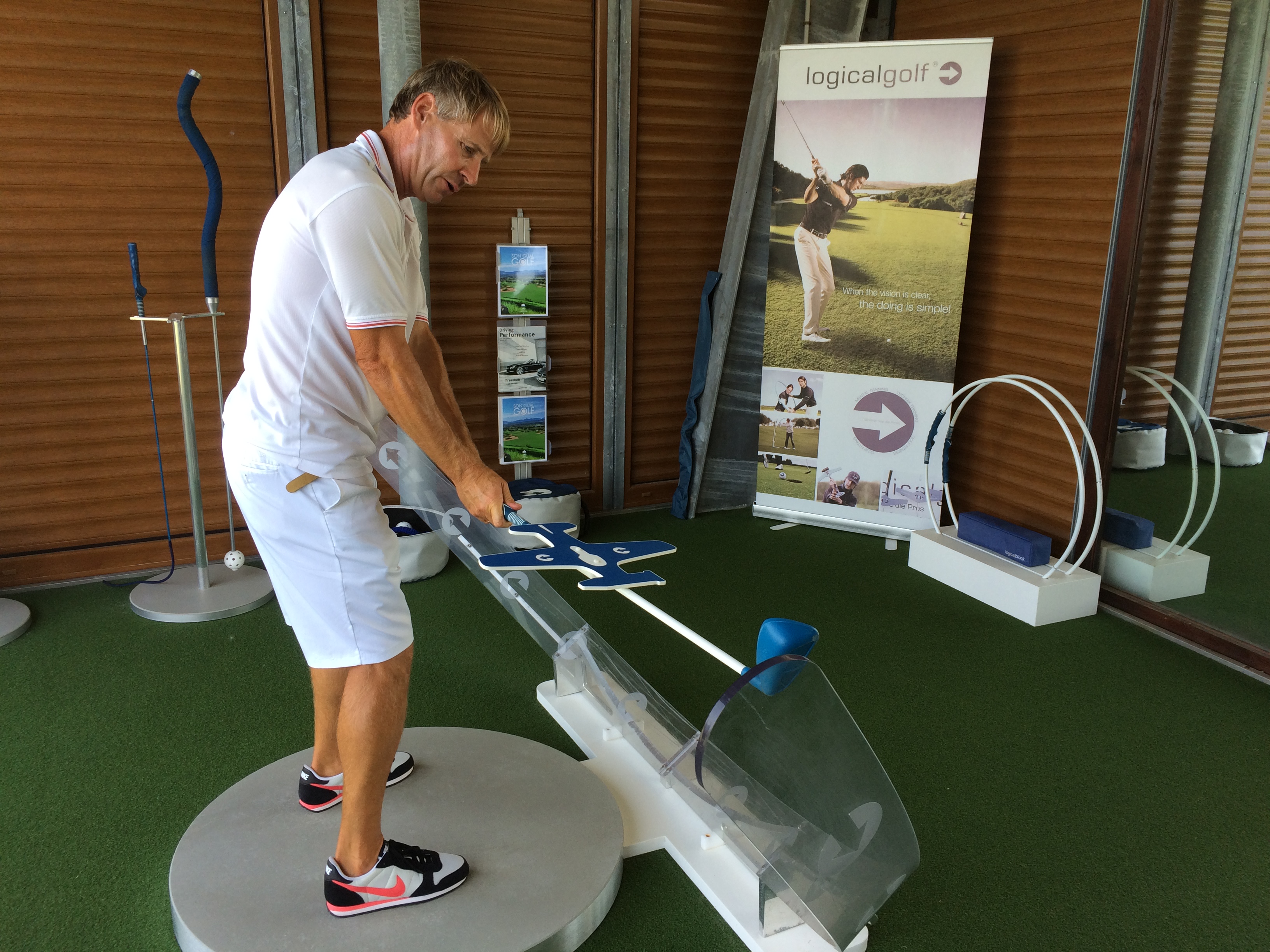 Son Gual pro Tim Holroyd explains the backswing in his Logicalgolf centre