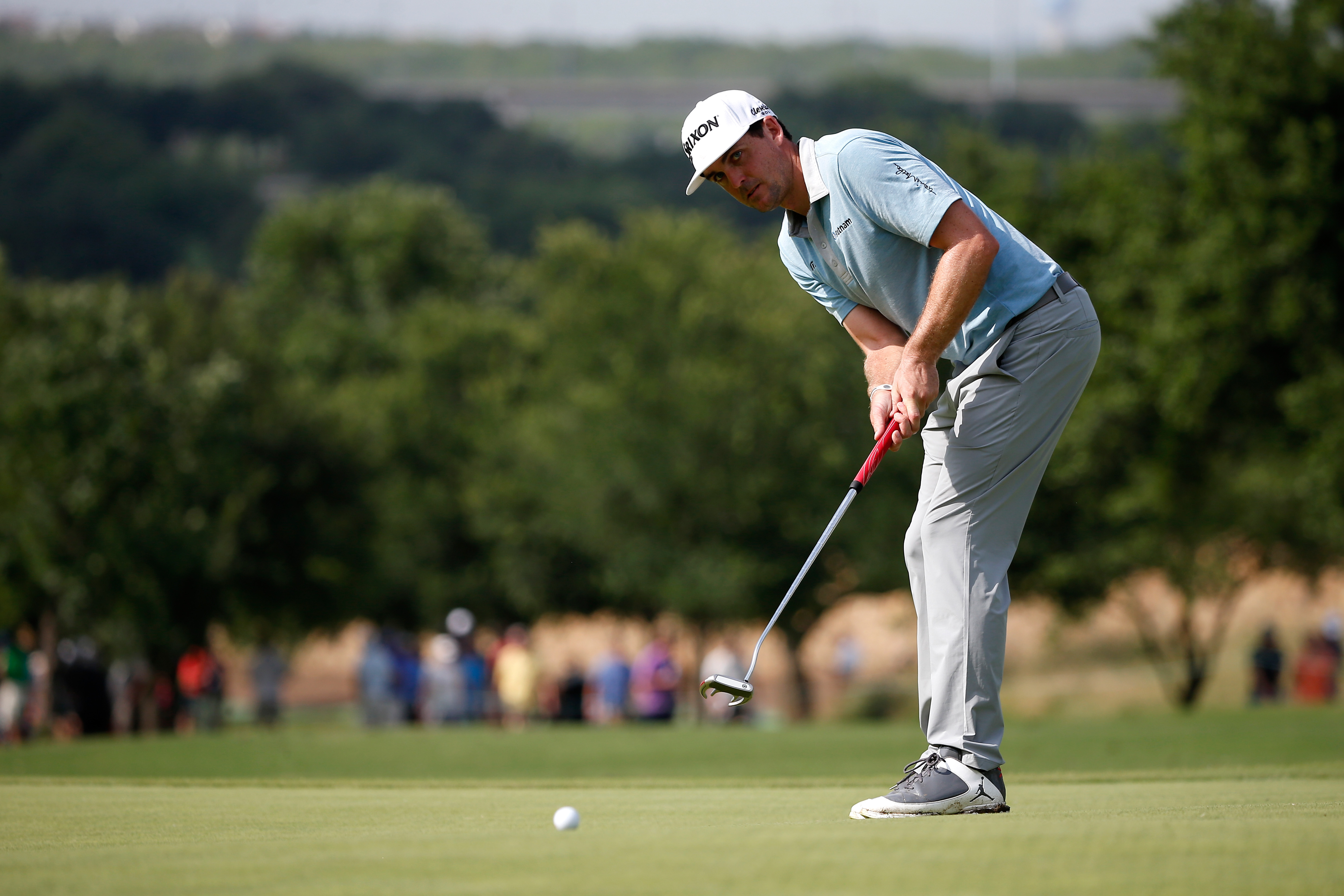 Pinch your triceps into your ribcage and arch your left wrist when putting, says Jonathan Yarwood (Photo: Getty Images)