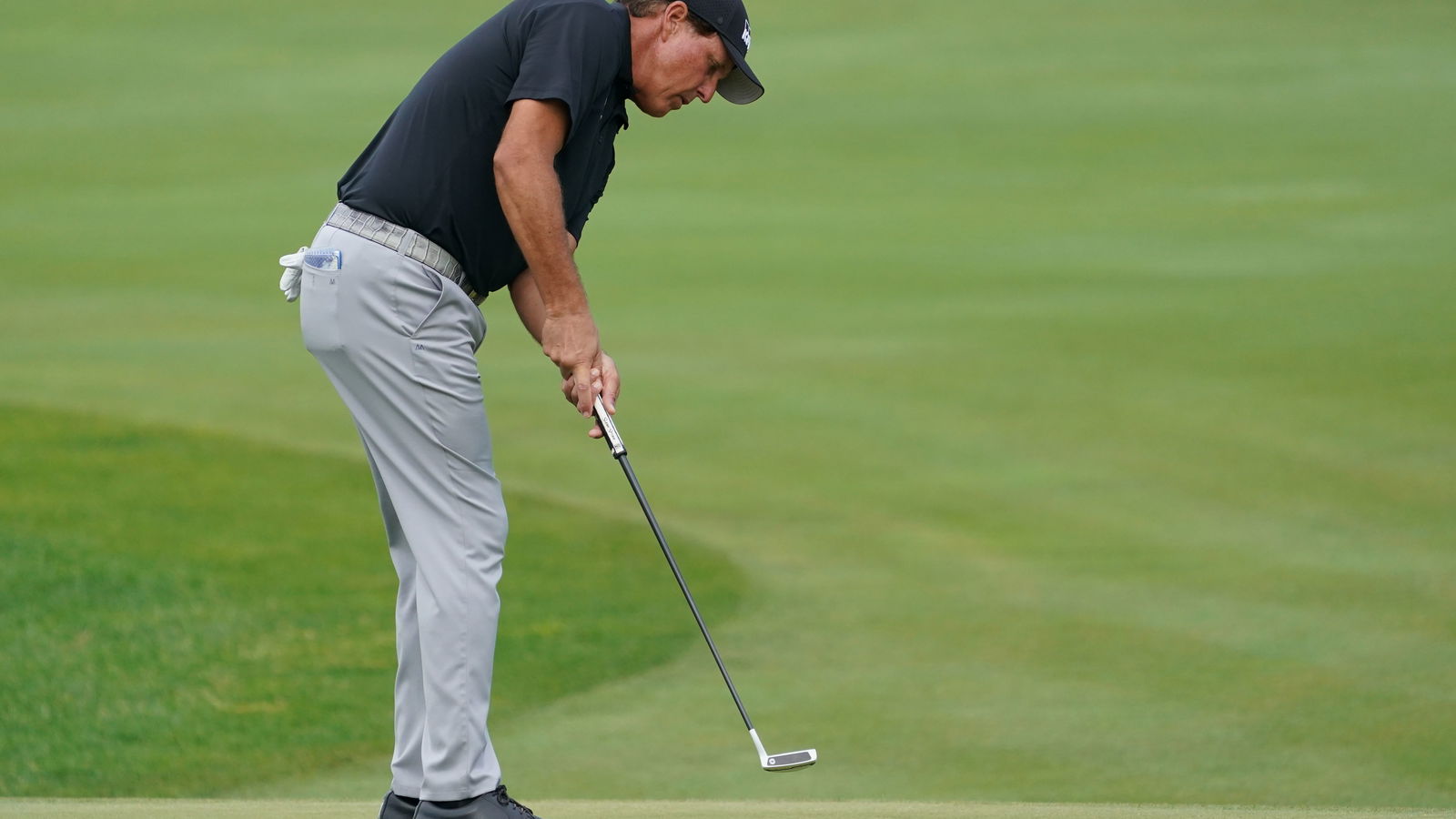 Social media reacts to Phil Mickelson's BIZARRE new putting stroke