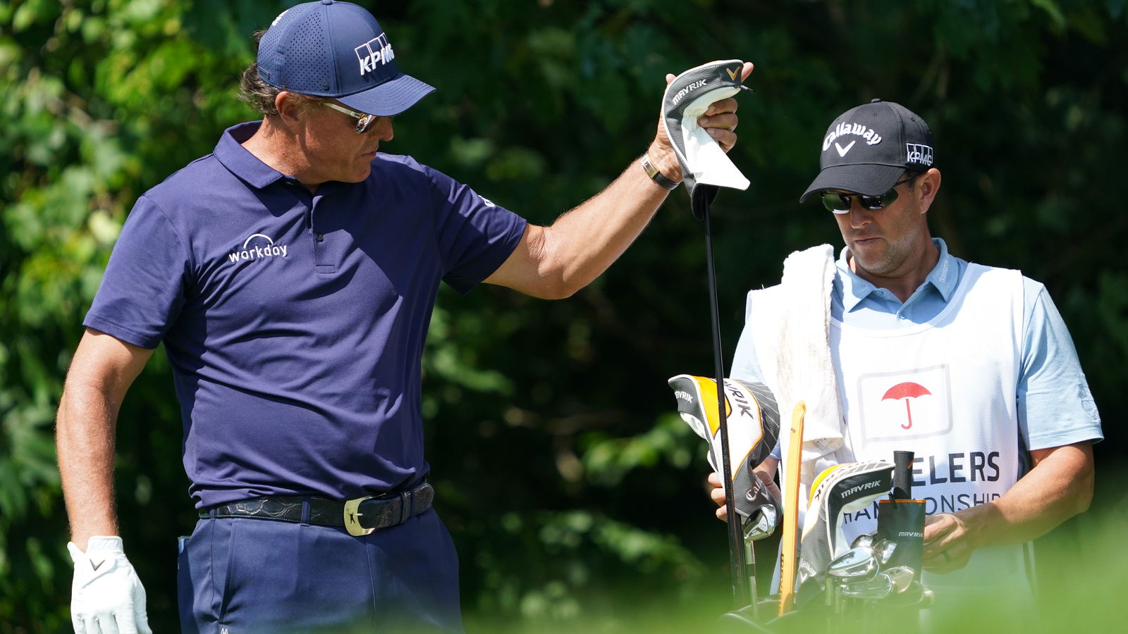 Social media reacts to Phil Mickelson using a DRIVER on putting green!