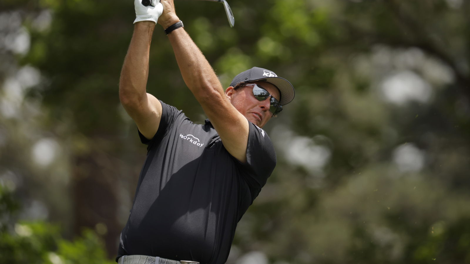 Phil Mickelson beats fellow PGA Tour stars in Callaway Apex Challenge