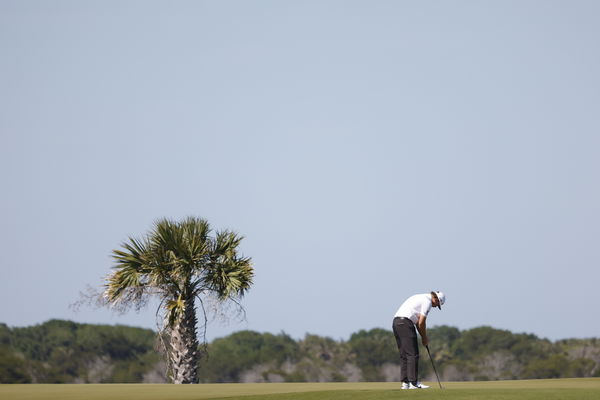 Golf fans react to easy BAIL-OUT shot on 18th hole at PGA Championship