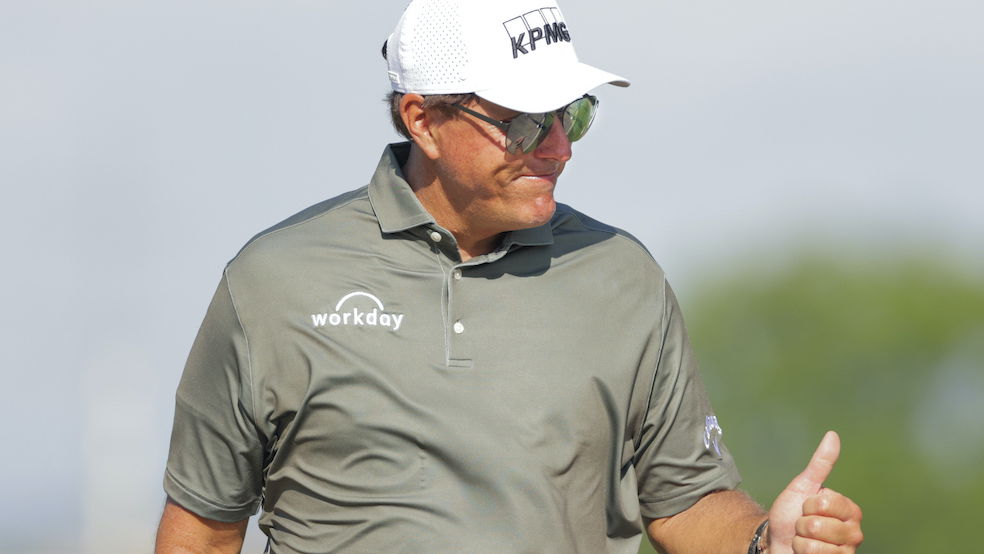 Phil Mickelson hits AMAZING FLOP SHOT in third round of Charles Schwab Cup