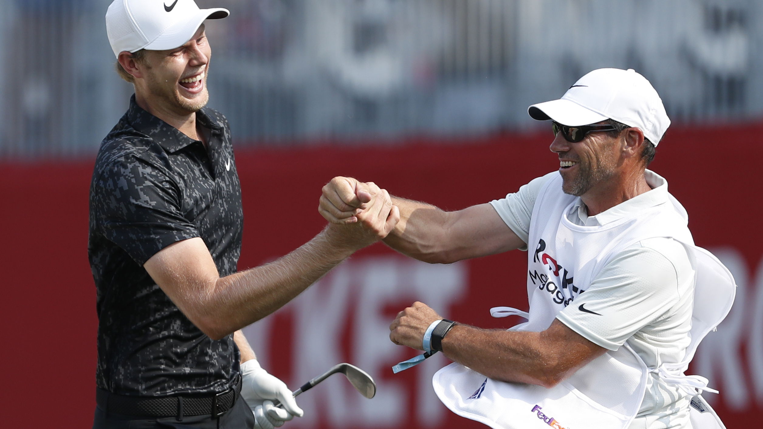 Golf fans react to Cam Davis' INCREDIBLE LEFT-HANDED swing! 