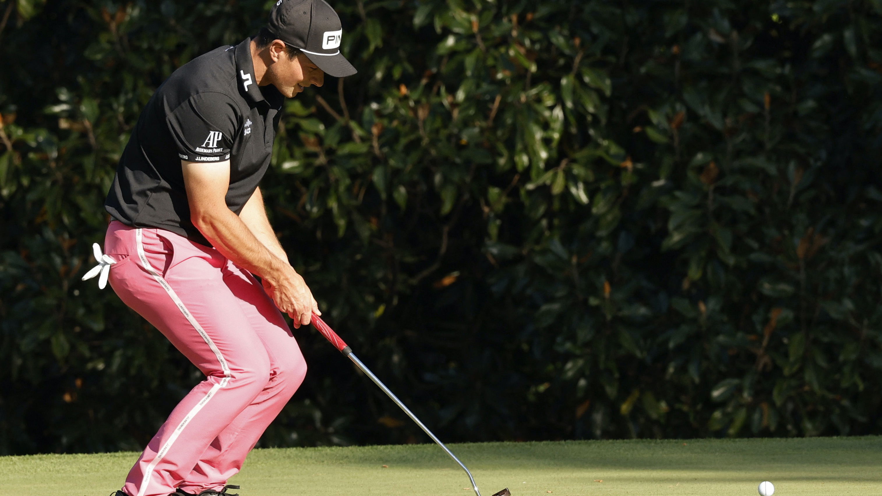 Golf fans react to Viktor Hovland's extravagant trousers at The Masters