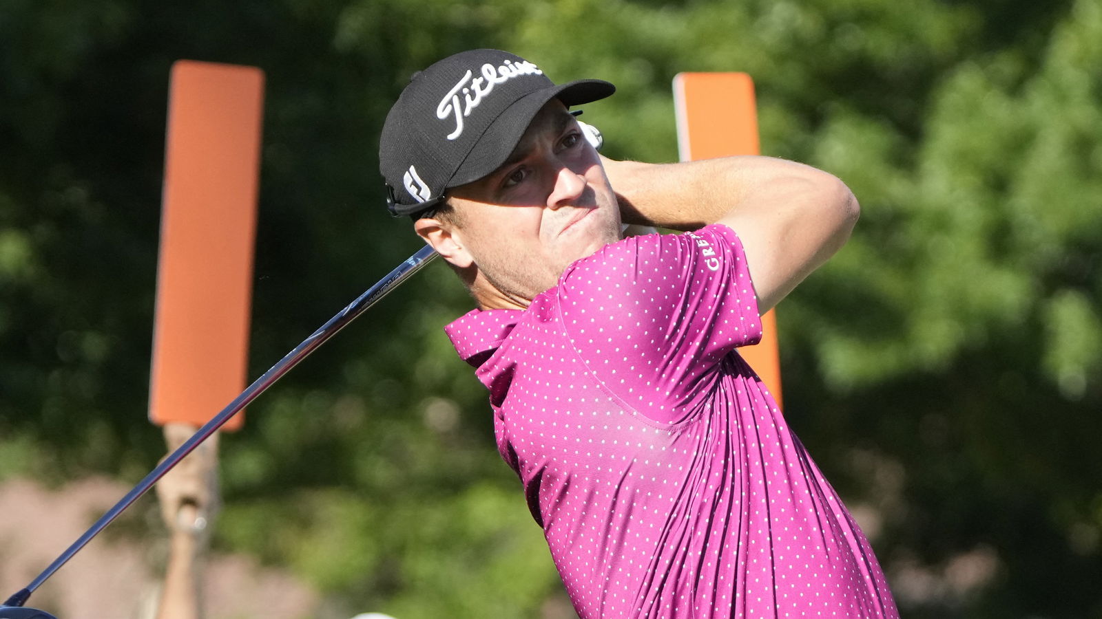 Golf fans react to Justin Thomas shot over TWO CARS at Charles Schwab Challenge