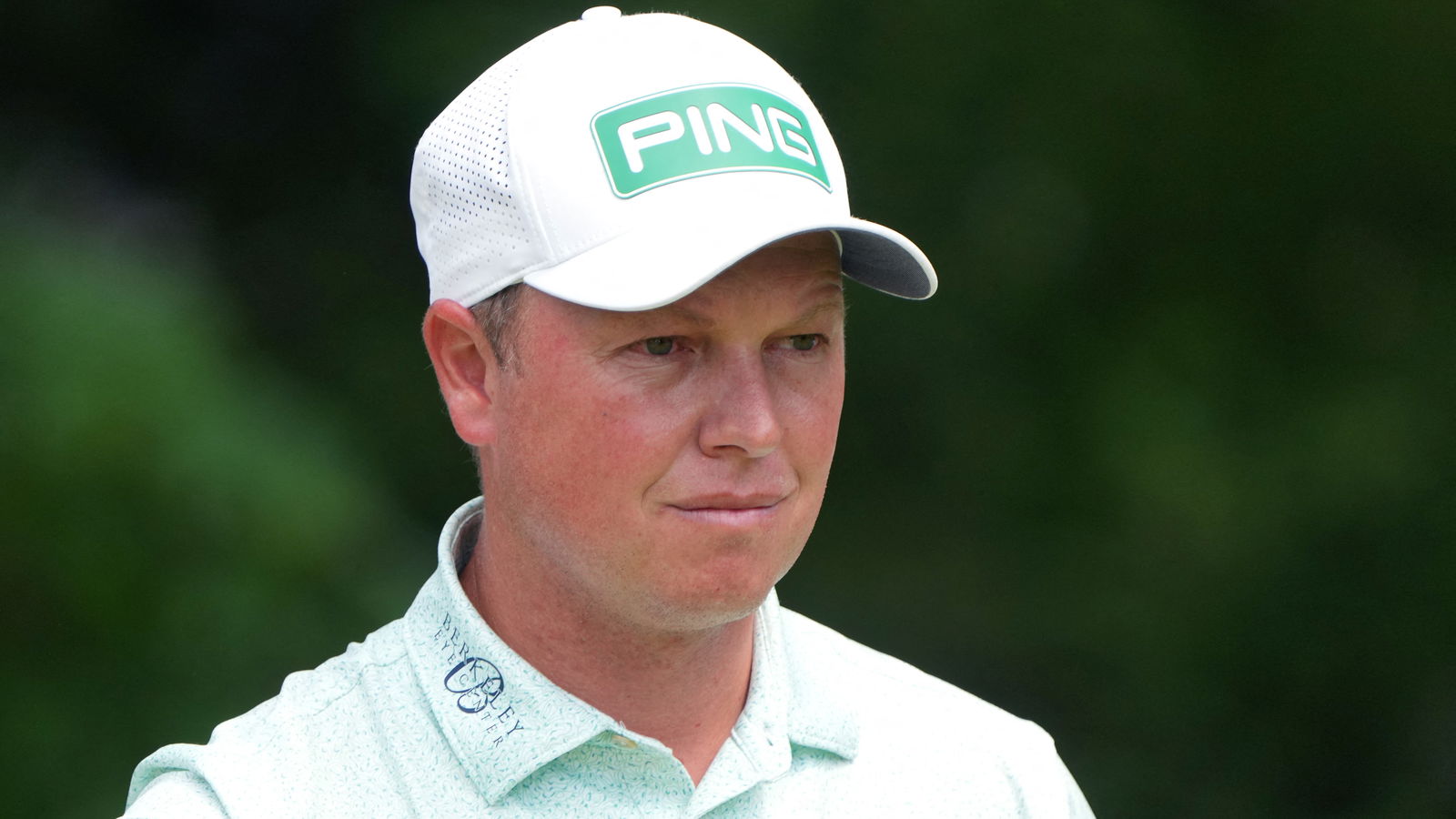 WATCH: MJ Daffue hits shot off the carpet in concession stand at US Open!