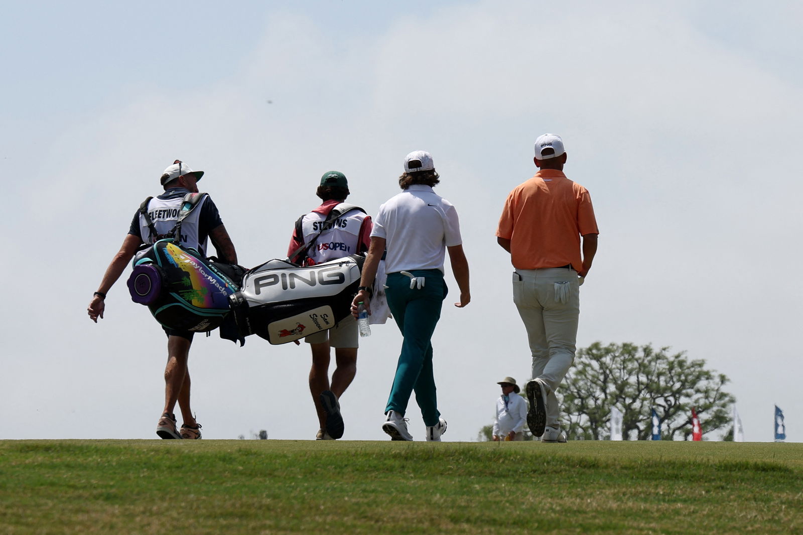 WATCH: PGA Tour pro gives caddie middle finger (!) after bunker shot