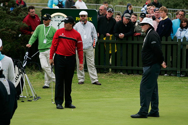 Putt indoors to minimise your movement