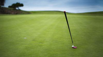 John Smoltz wins celebrity golf event with VERY STRANGE putter! 