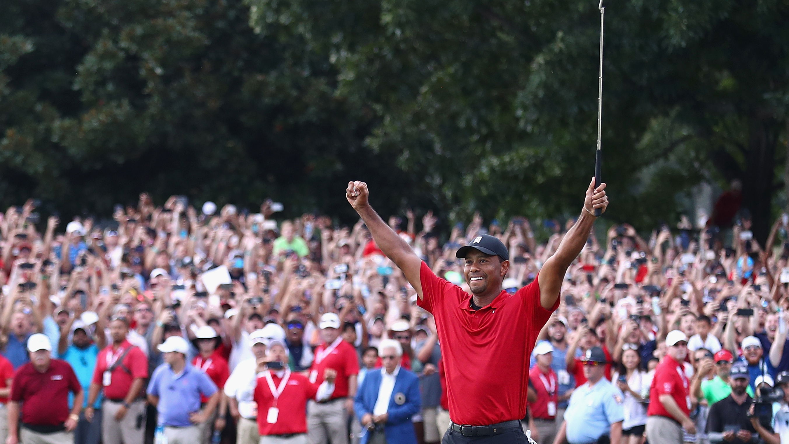 WATCH: Tiger Woods wins Tour Championship, crowd go wild down fairway!