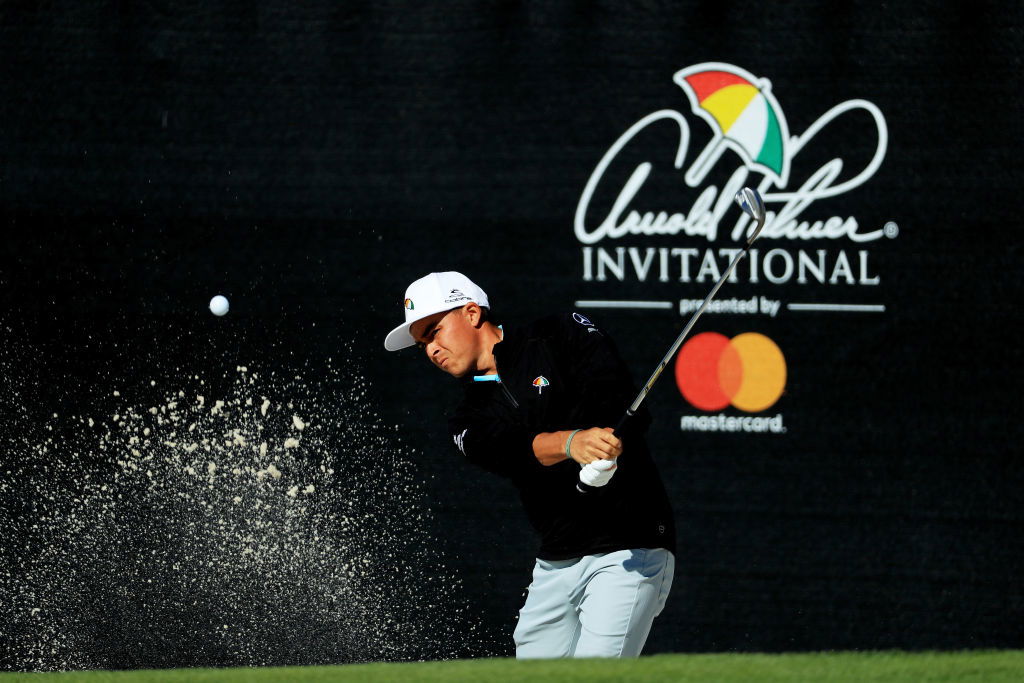 WATCH: Night golf under the stunning Northern Lights