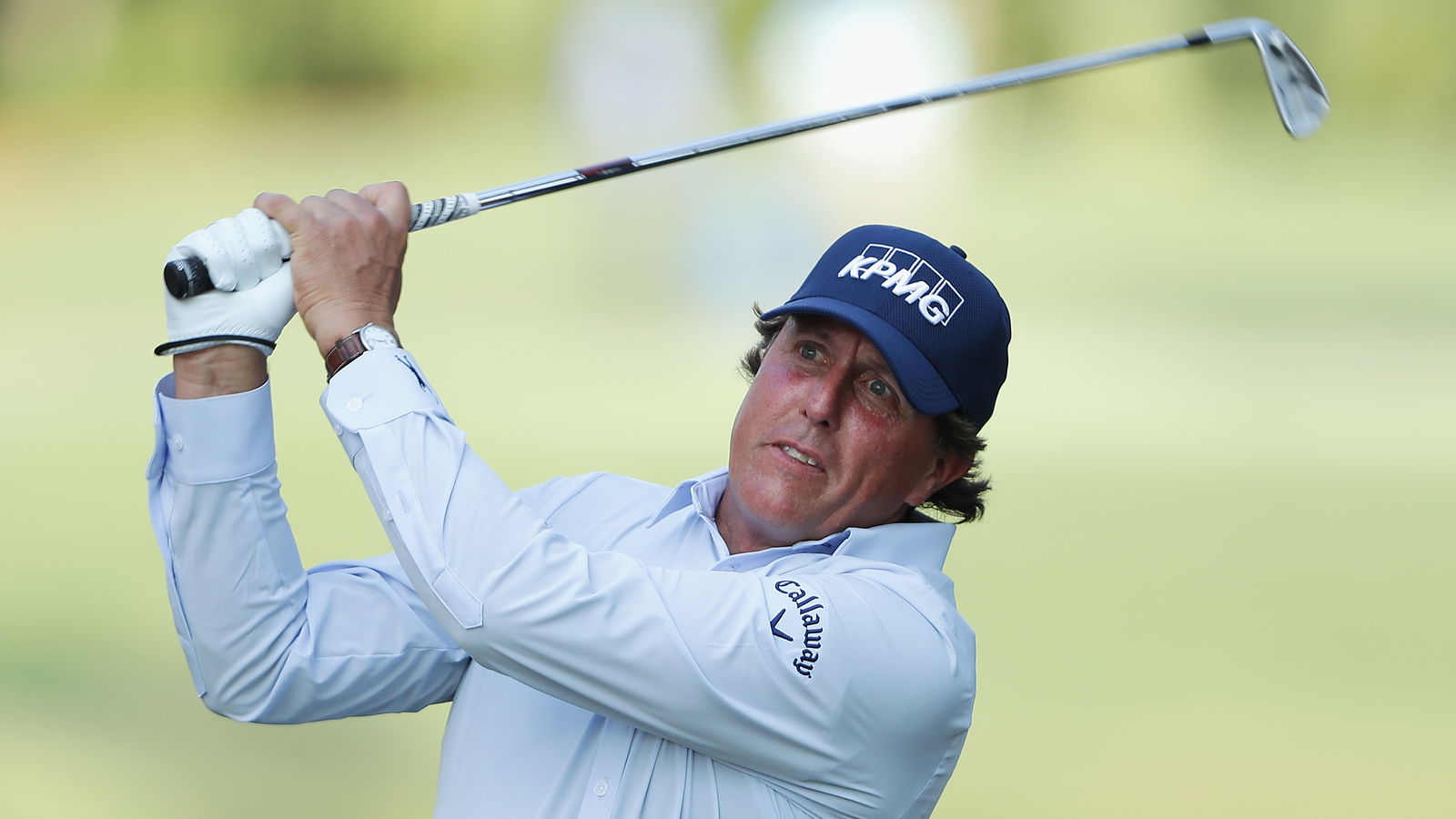 Mickelson has a mare at Sawgrass, social media blames his new button-downed shirt