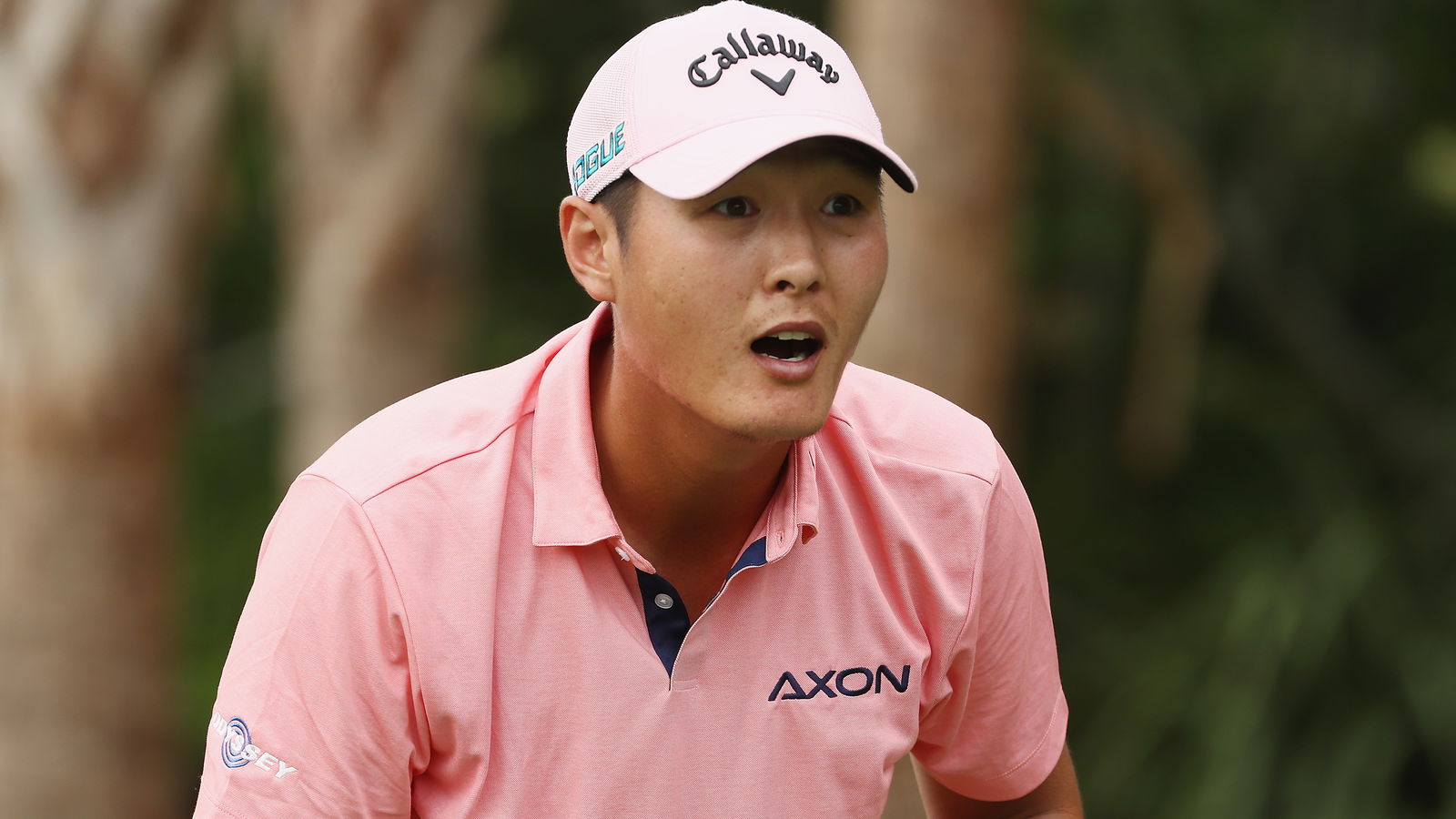 Watch: Lee misses cut, hands putter to kid while walking off green