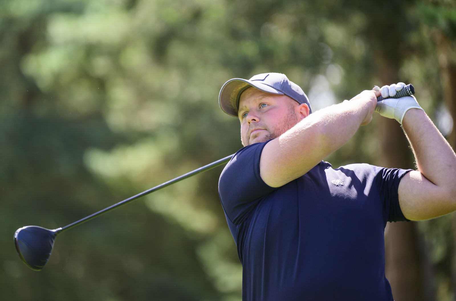 WATCH: Two of the least (!) inconspicuous thieves steal from UK golf club