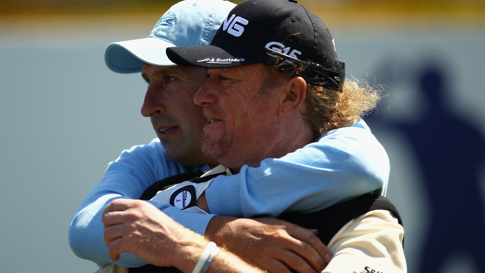 Jimenez hits shocking putt, Olazabal can't stop laughing about it!