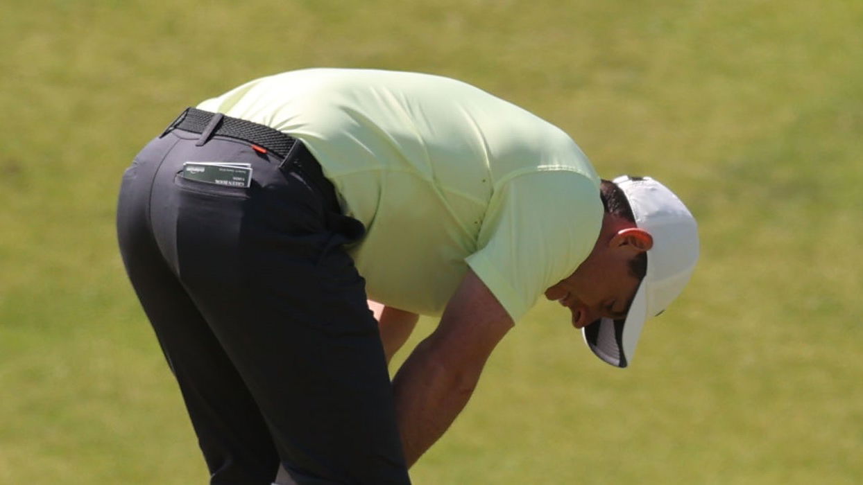 Rory McIlroy DUFFS three chip shots and then BLAMES his wedge!