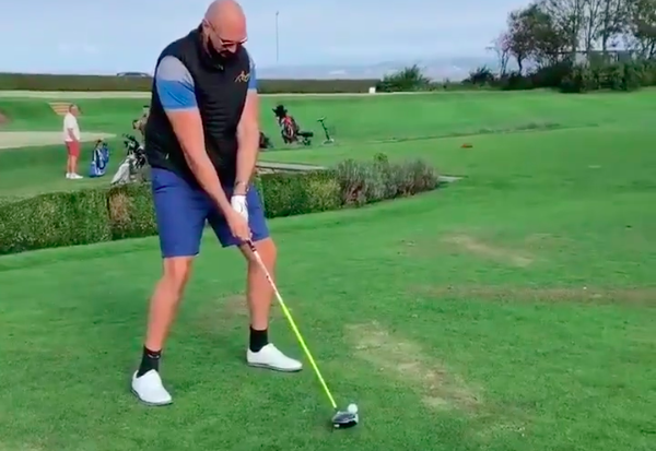 WORLD HEAVYWEIGHT CHAMPION TYSON FURY TRIES HIS ARM AT GOLF!