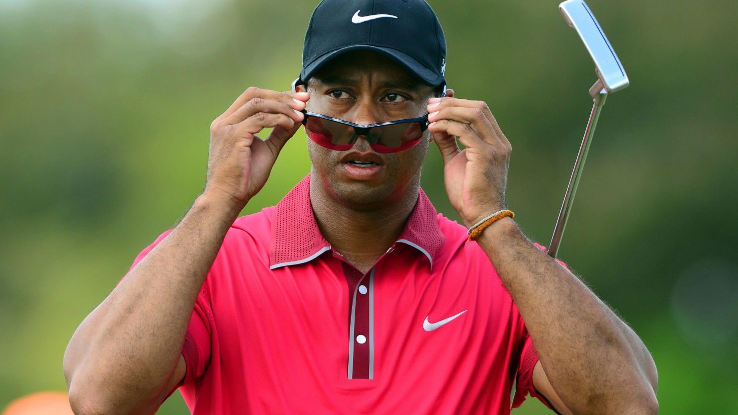 Tiger Woods crushes driver, drops 'mic' in long drive contest