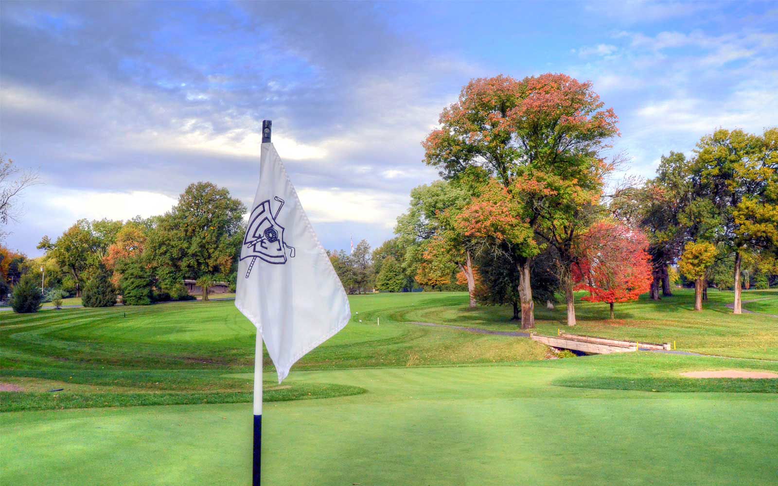 Golfers make back-to-back aces, at odds of 17 million to 1 