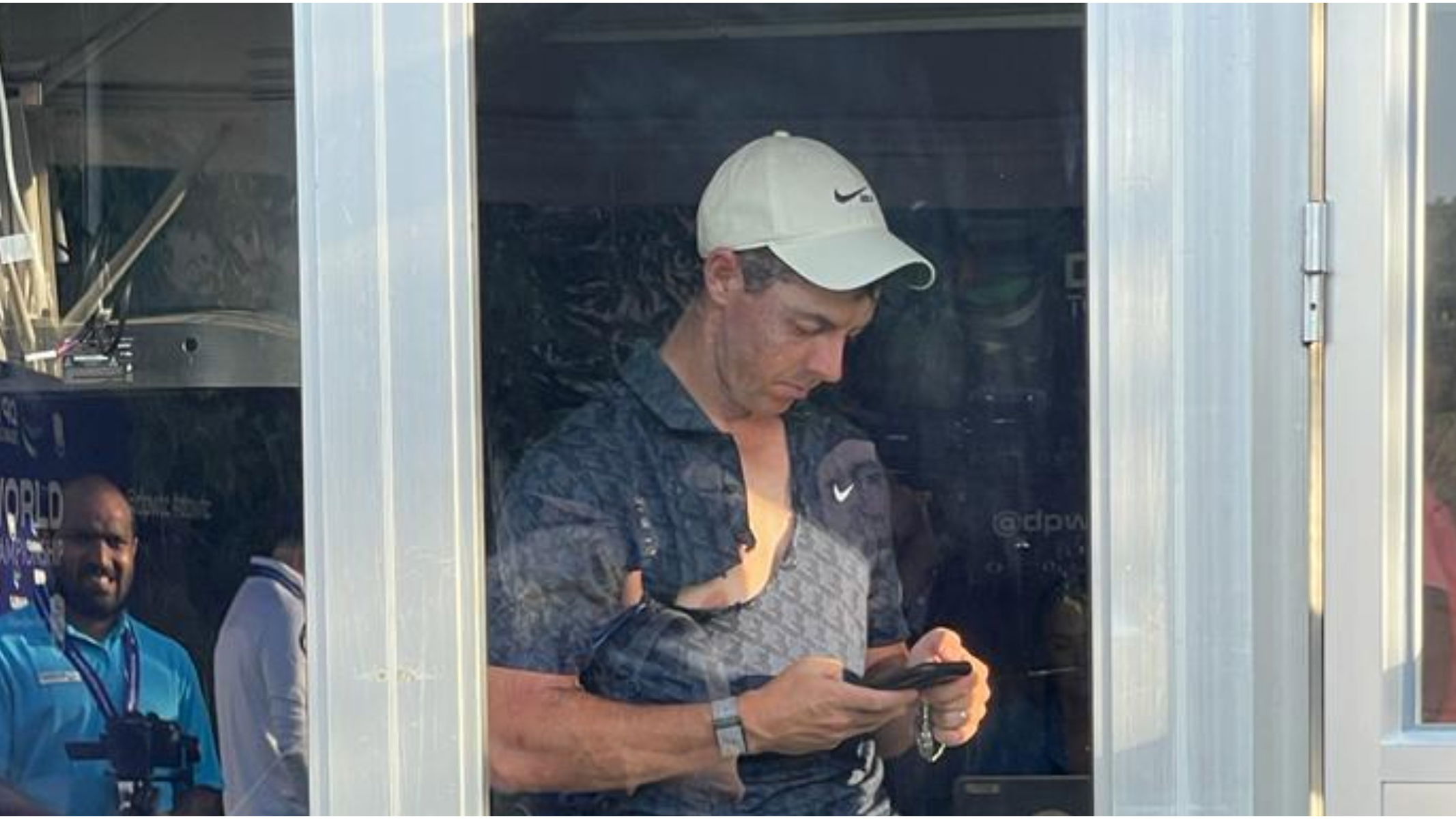 Rory McIlroy rips his shirt in RAGE and this is how fans reacted: "He blew it"
