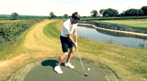 Gareth Bale builds 3 of golf's most iconic holes in his backyard!