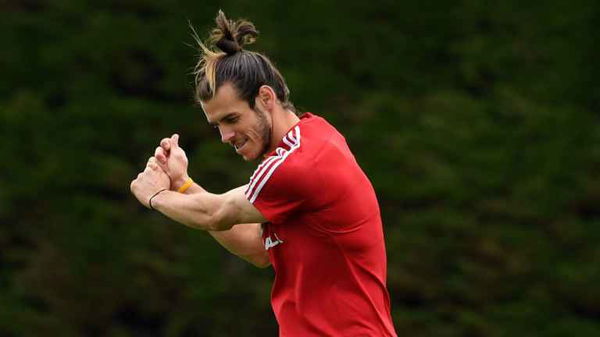 Gareth Bale gives his approval to his new 'Wales, Golf, Madrid' song