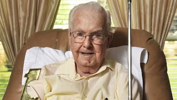 Elderly man makes first hole-in-one in his last ever round of golf