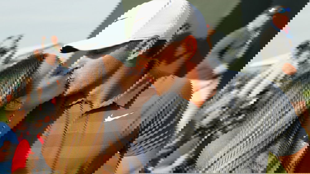 WATCH: Brooks Koepka finally gives Jena Sims her pre-round major kiss!