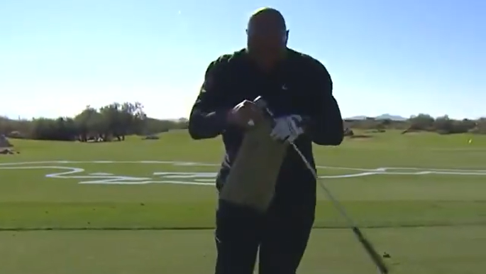 Tiger Woods gave Peyton Manning a HILARIOUS gift to give to Charles Barkley!
