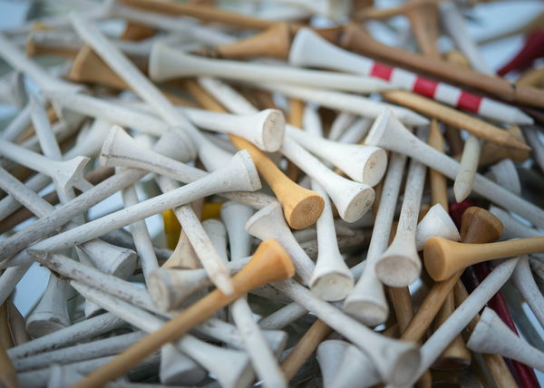 Golf Tees: the correct rules behind using them on the course