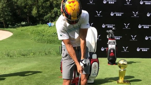 steph curry fluffs tee shot wearing lewis hamilton f1 helmet