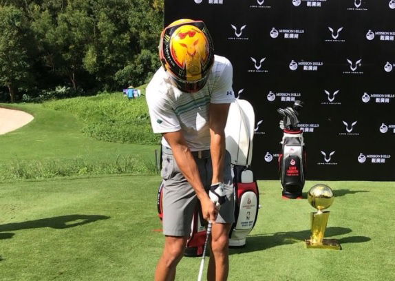 steph curry fluffs tee shot wearing lewis hamilton f1 helmet