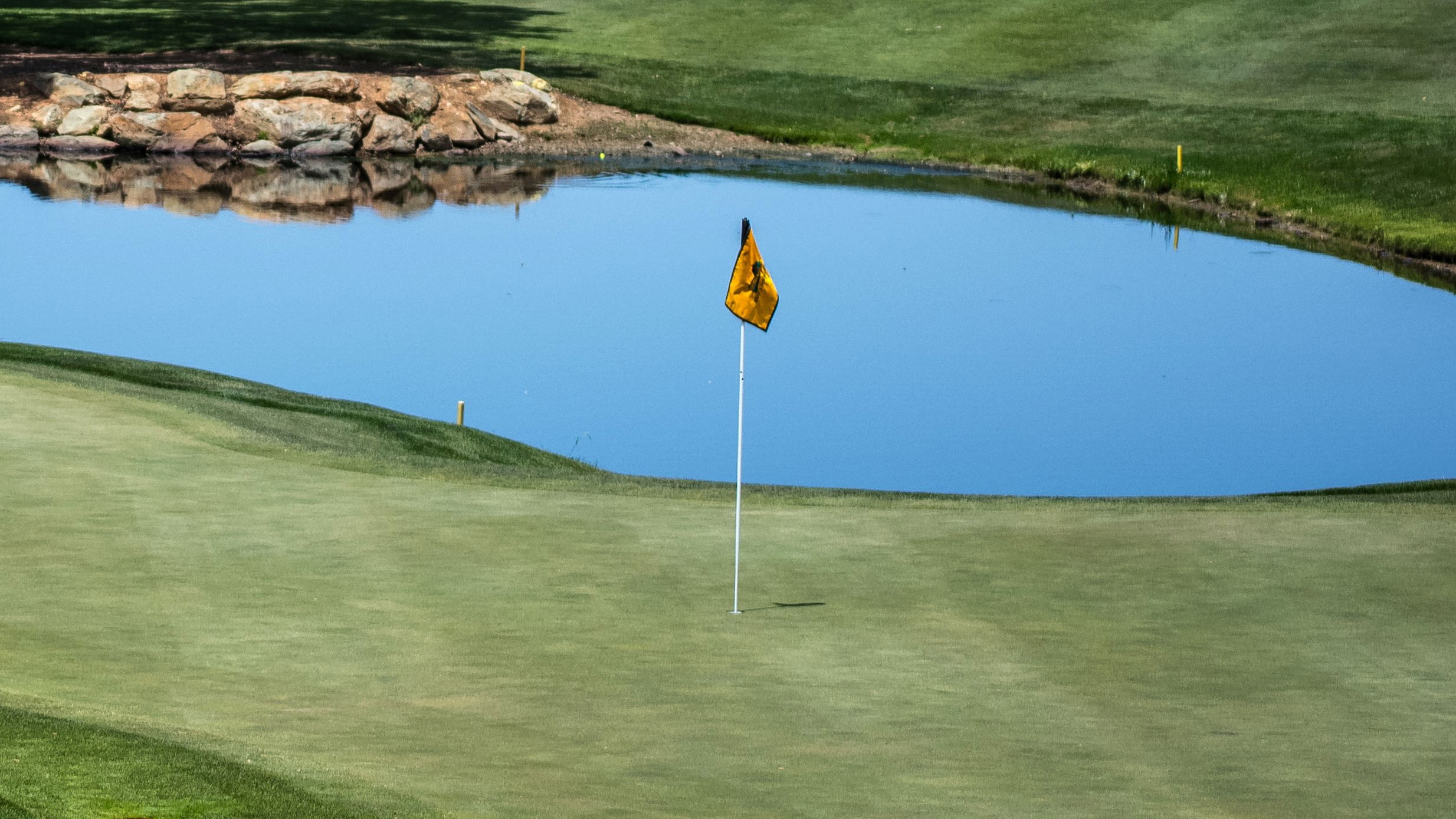 Golfer drowns in pond while looking for his golf ball