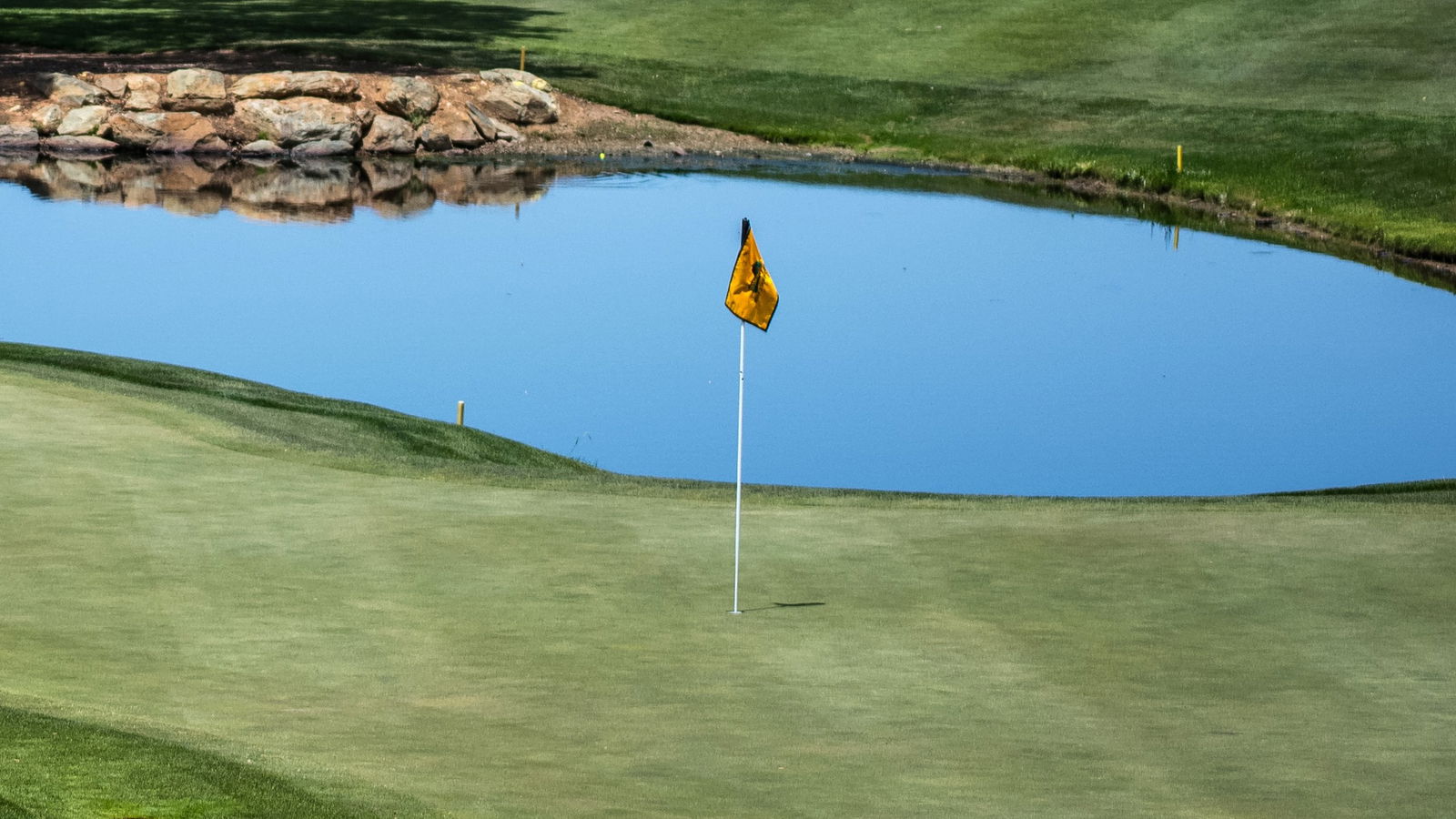 Golfer drowns in pond while looking for his golf ball