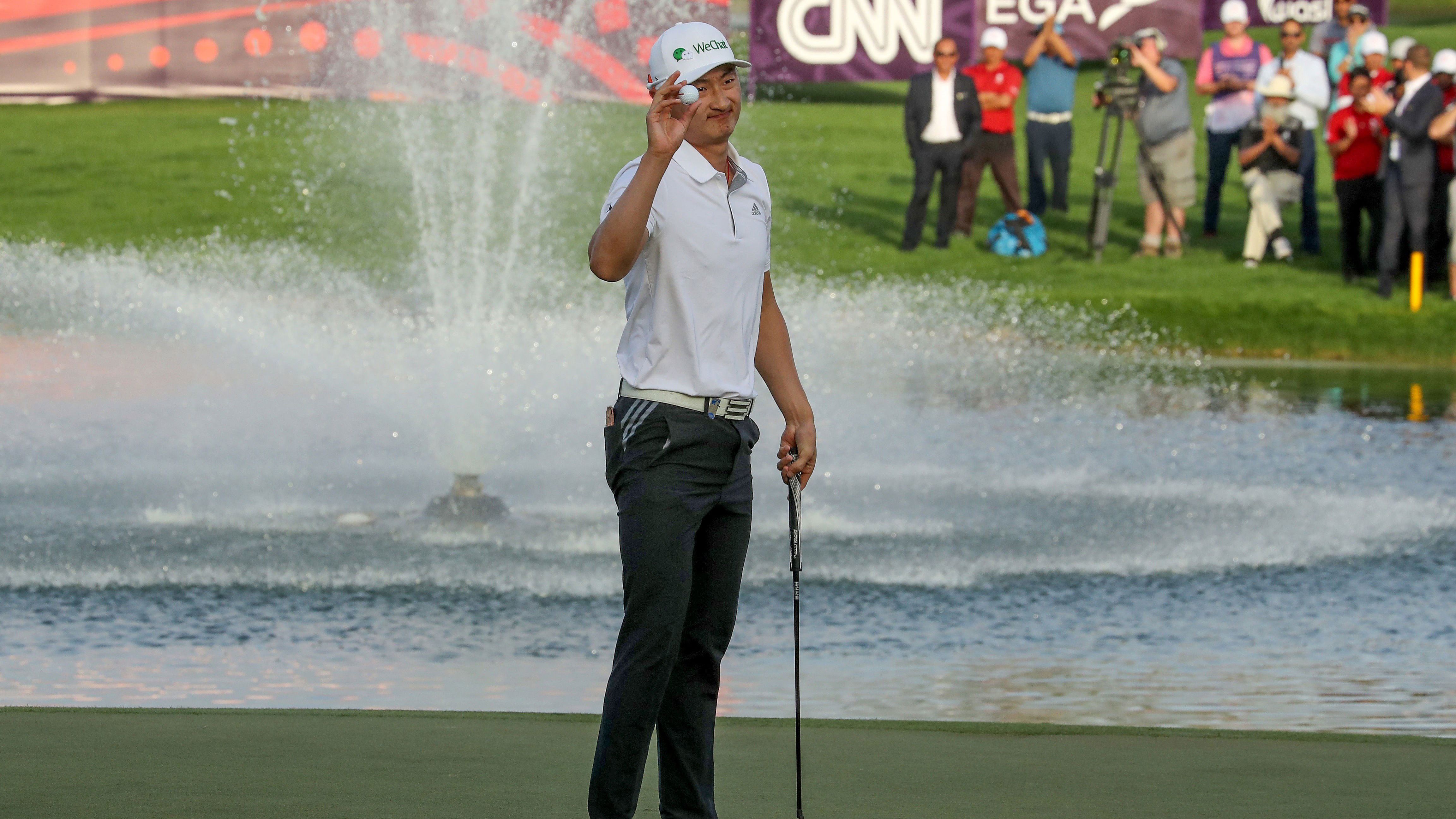 WATCH: Haotong Li loses $100k after caddie lines him up on 18th green!