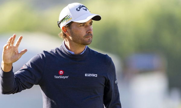 Kevin Kisner works on his putting with Chango Paws golf training aid