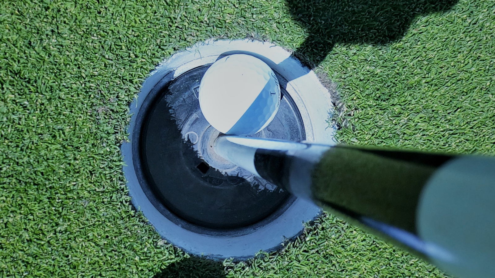 Golfer records TWO HOLES-IN-ONE on consecutive par-3 holes!