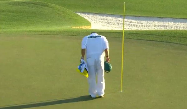 Golf fans react to Hideki Matsuyama's caddie BOWING to Augusta National