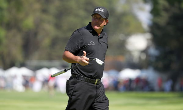 Tiger brings back old putter, shoots 62 to tie BMW lead with Rory